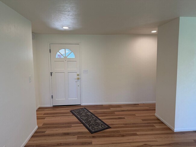 Building Photo - Updated 3 bedroom 2 bath home in a great neighborhood!