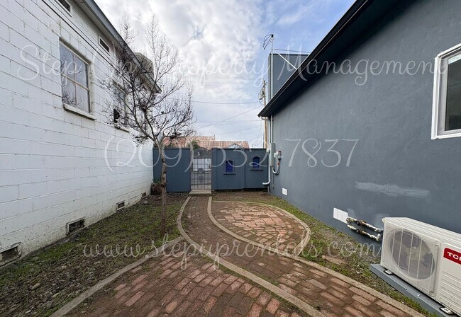 Building Photo - 18669 Pine St