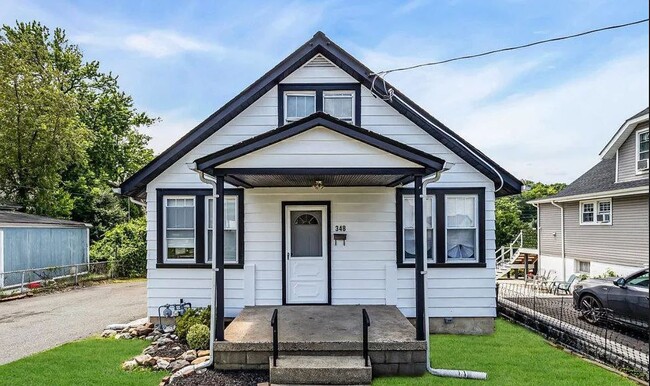 Building Photo - 348 Woodbine Way