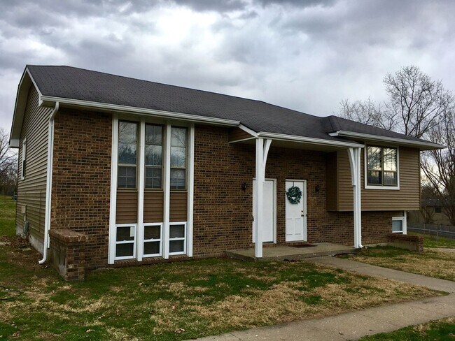 Building Photo - 1304 Essex Ct