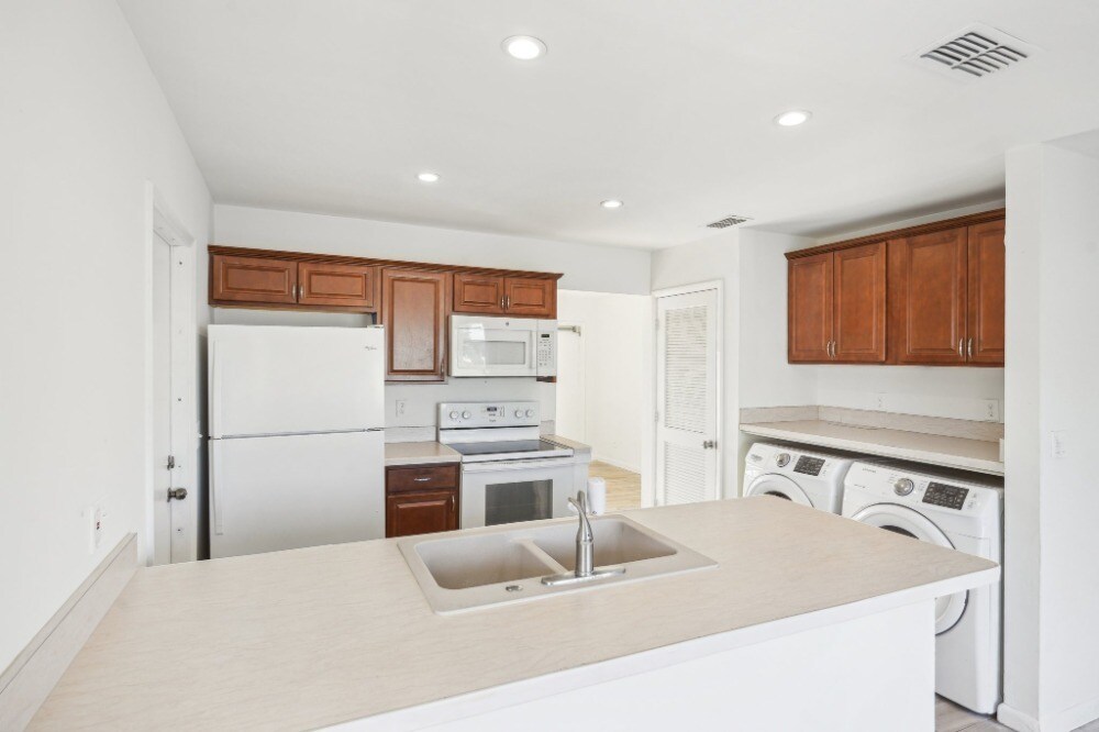 Building Photo - 4 Parkwood Villas Ct