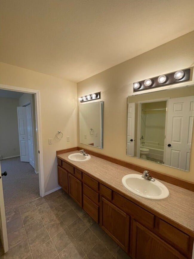 Building Photo - 2 Bedroom 1 1/2 Bathroom - Close to Campus...