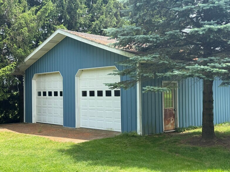 Building Photo - 16664 J Dr S