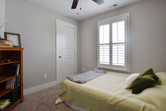 Building Photo - Pet Friendly Four Bedroom!