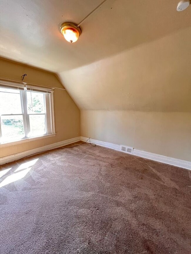 Building Photo - Cozy 2-Bedroom Apartment in Prime Location...