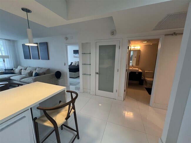 Building Photo - 100 Lincoln Rd