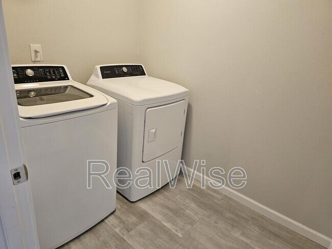 Building Photo - 5724 NE 58th Way