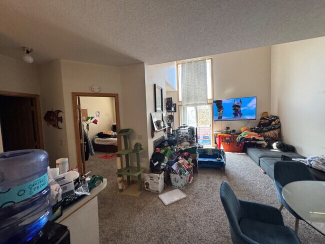 Building Photo - High Ceilings Townhouse Retreat: Spacious 2-Bed, 2-Bath Gem in Woodbury!