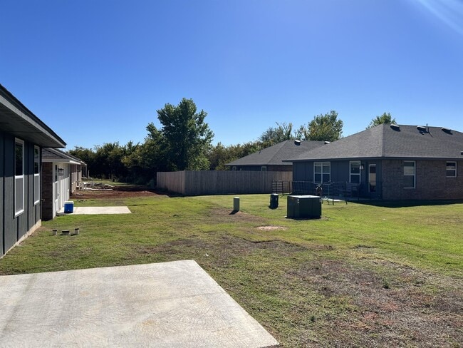 Building Photo - 1313 Sycamore Cir