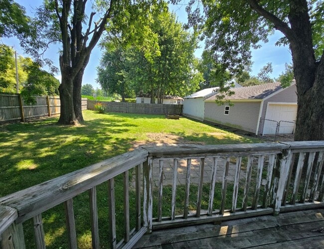 Building Photo - Cute 2 Bedroom Home with Country Feel