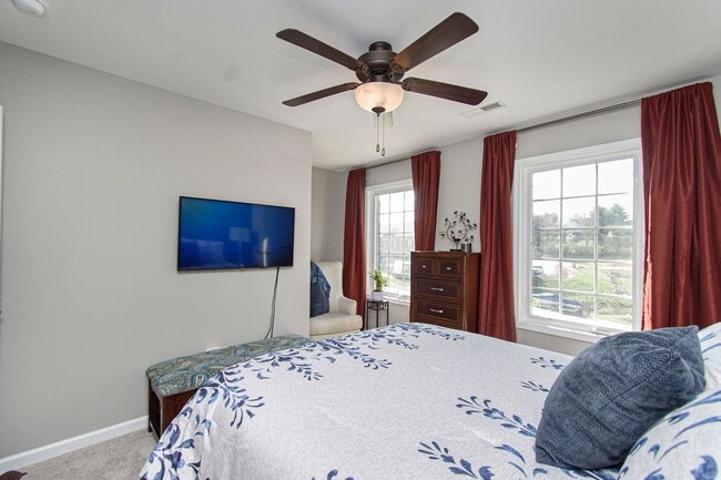 Building Photo - Spacious Home with Hot Tub, Fenced Yard an...