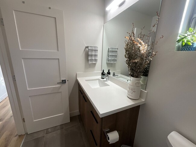 Building Photo - Stunning Townhouse in Ballard