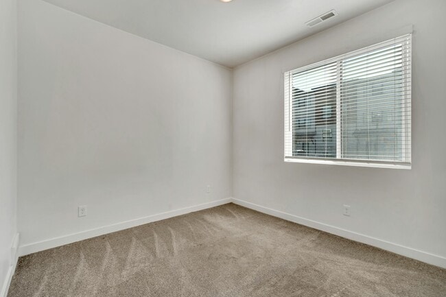 Building Photo - 501 1080 W