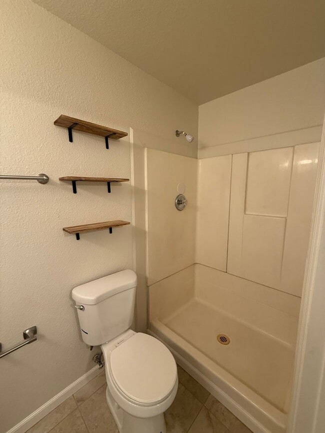 Building Photo - 3 Bedroom 2 Bathroom Home