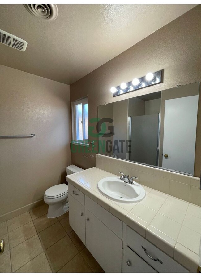 Building Photo - Charming 3 Bedroom 2 Bath Modesto home ava...