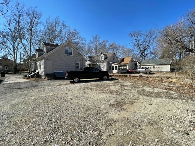 Building Photo - 2 bedroom Home Near Campus! Preleasing for 26/27 School Year!