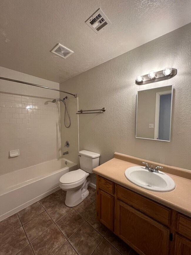 Building Photo - 4 BEDROOM POOL & SOLAR HOME!