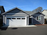 Building Photo - Gorgeous Pet Friendly Three Bedroom Lebano...