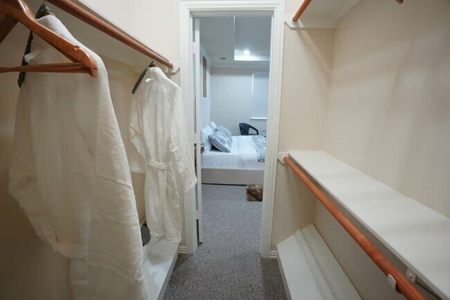 Building Photo - 5625 Dolores St