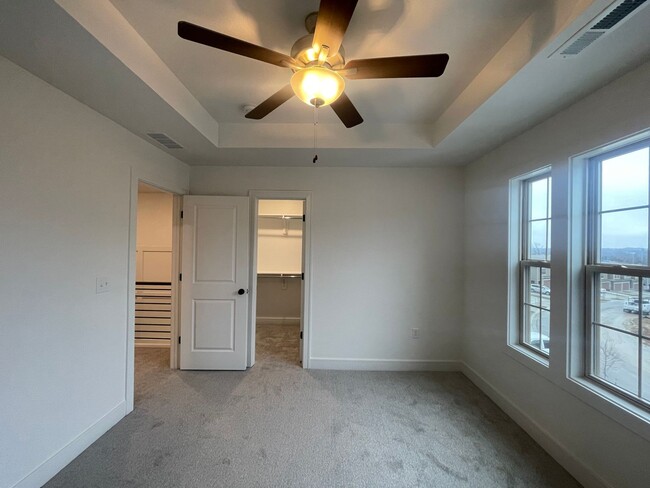 Building Photo - Beautiful Townhome 3 Bed/ 2.5 Bath off 435...