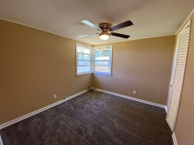 Building Photo - Cozy Silvis Home With Huge Fenced Yard and Attached Garage!