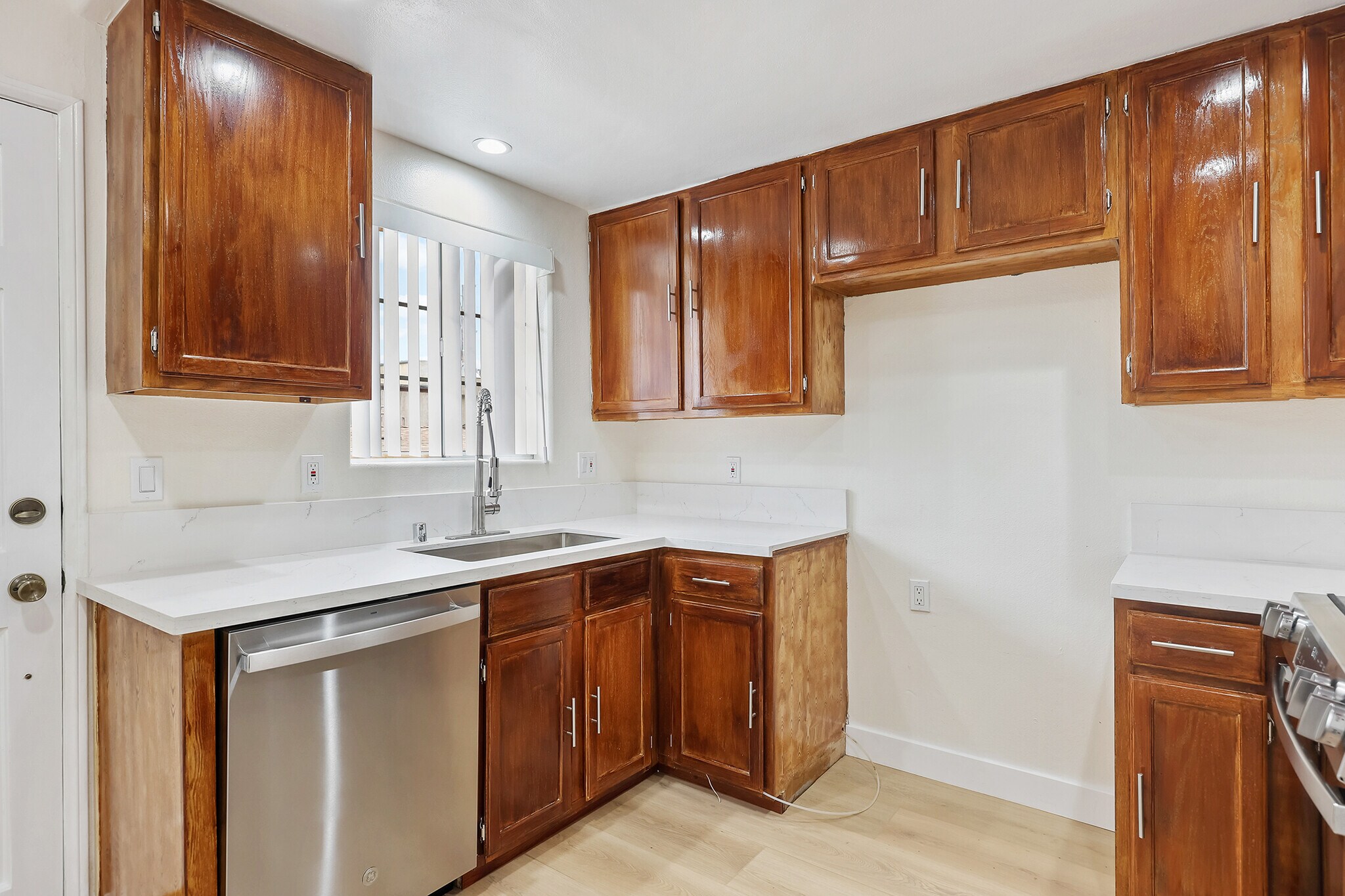 Building Photo - 10128 Hillhaven Ave