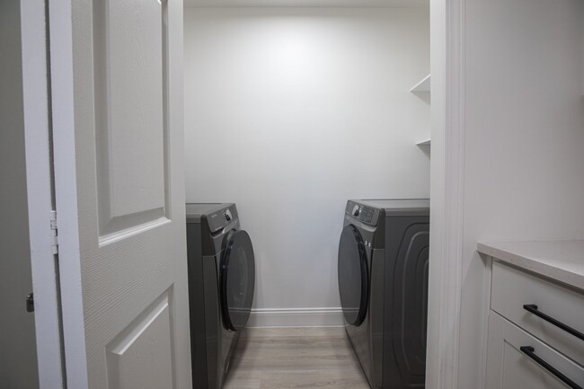 Building Photo - Walking distance to beach!