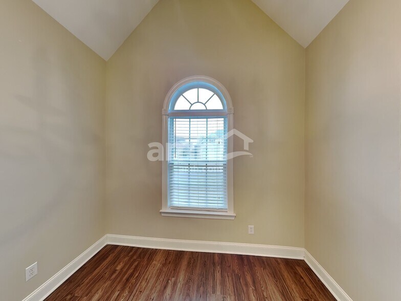 Building Photo - 4013 Lilac Ln