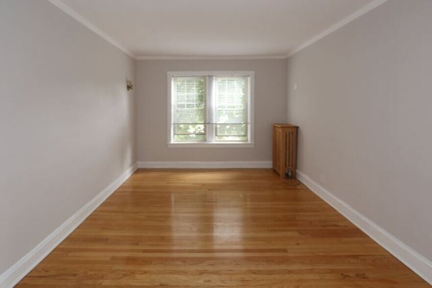 Building Photo - 2220 W Ainslie St