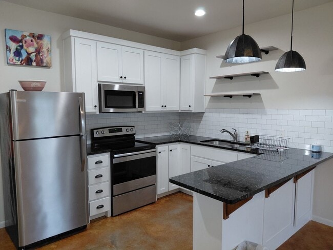 Building Photo - Affordable & Charming 1 bed and 1 bath with all bills paid including lawn care!