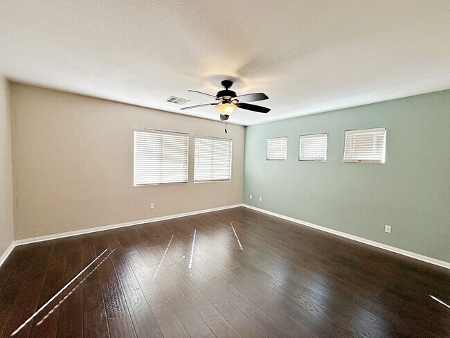Building Photo - 3 Primary Bedrooms + Loft in Mountain's Ed...