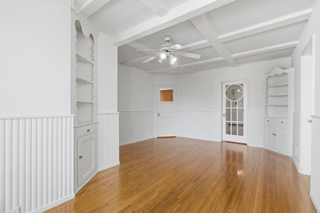 Building Photo - 307 S Doheny Dr