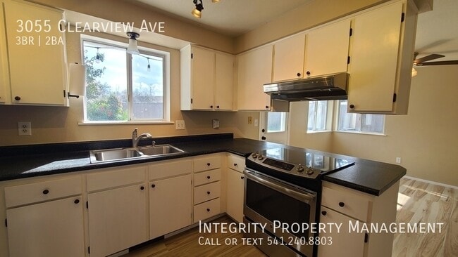 Building Photo - 3055 Clearview Ave
