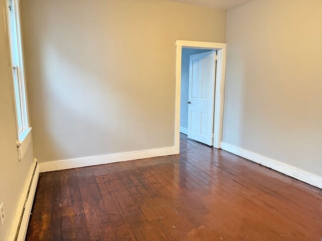 Building Photo - 2 Bedroom 2 Bathroom Home - Bonus room included in Brownstown!