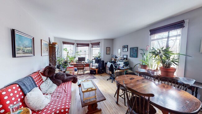 Building Photo - Remodeled 2BR in Victorian | Oversized Living & Dining | Walk to Yale | Massive Walk-In Closet