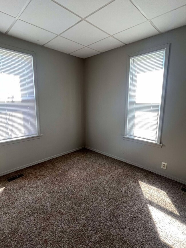 Building Photo - SPRING SPECIAL: HALF OF FIRST MONTH RENT! ...