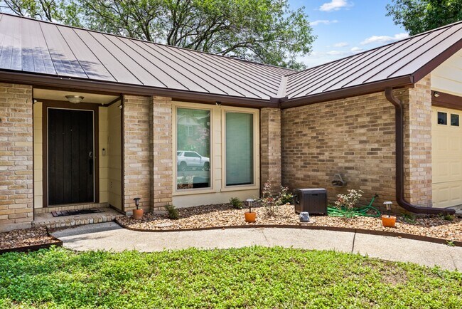 Building Photo - Charming Home Awaits: Spacious & Modern Living in a Prime Location