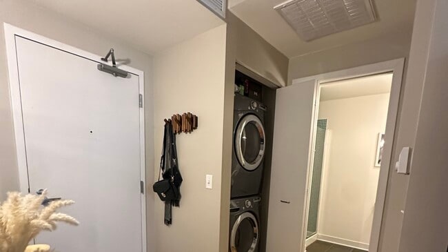 Building Photo - 660 W Wayman St