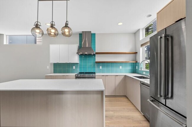 Building Photo - Stunning Standalone Townhome In Coveted Lincoln Park - Air Conditioned!