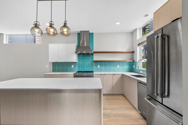 Building Photo - Stunning Standalone Townhome In Coveted Lincoln Park w/ AC (1st Month Free)