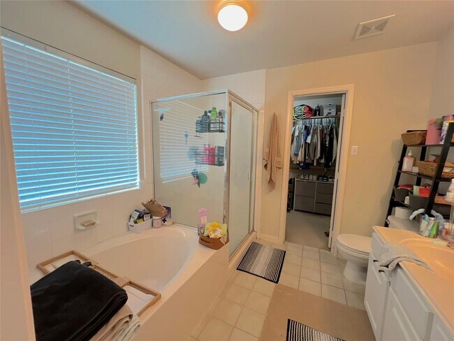 Building Photo - 24027 Floragate Dr