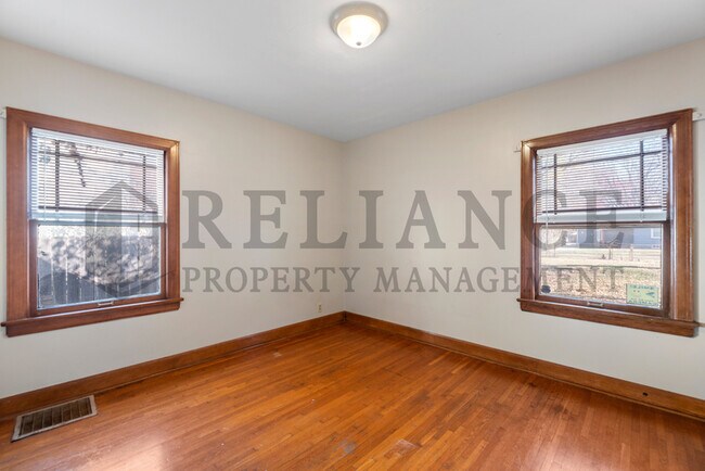 Building Photo - 2010 S Terrace Dr