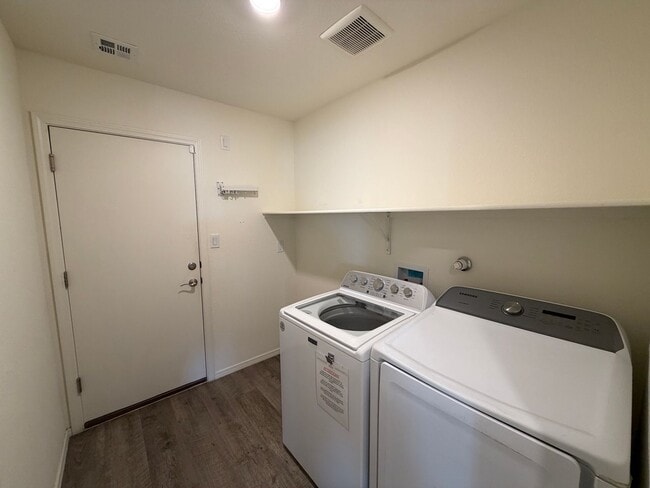 Building Photo - 3 Bedroom Single Story Home Available Near Huning Ranch Loop SW & Main St NW in Los Lunas!