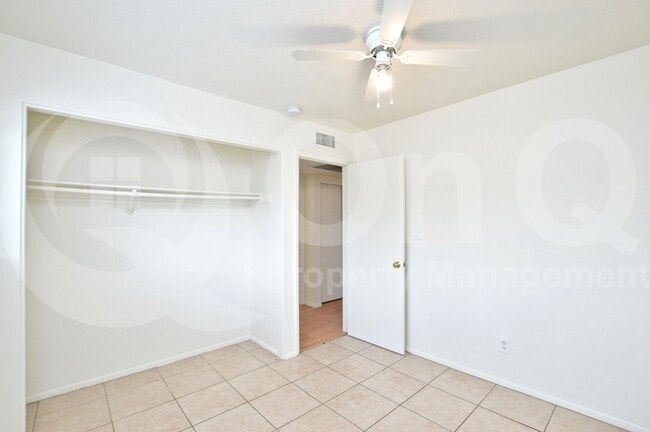 Building Photo - 4265 E Vineyard Rd