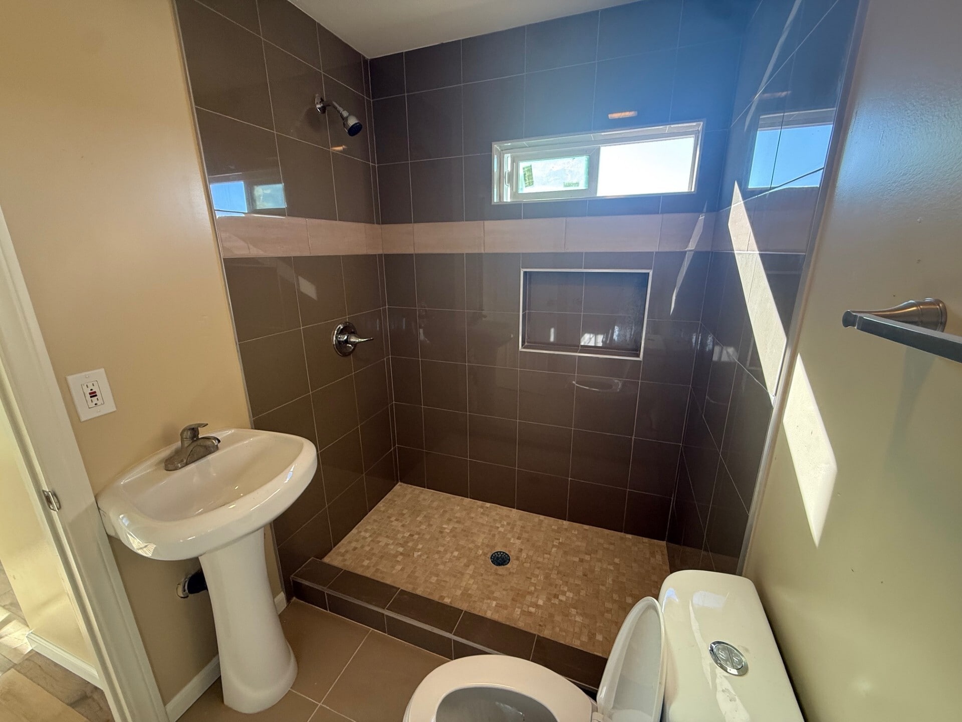 Building Photo - 4860 Palm Ave