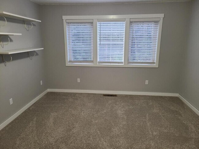 Building Photo - 389 Yasek Loop