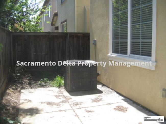 Building Photo - Spacious 3 Bed/2.5 Bath Home in a Great Lo...