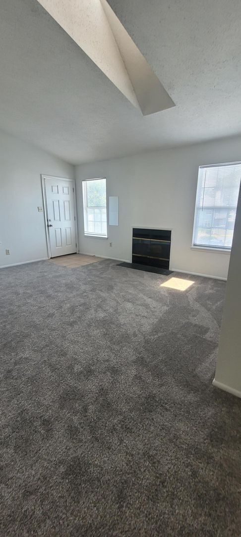 Building Photo - Great condo in Newpoint Condominiums