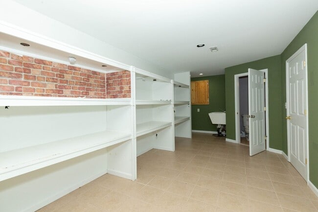 Building Photo - 4 bed, 3.5 bath Single Family Home in Charles Town, WV