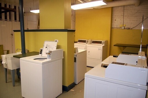Building Photo - Bright and Sunny Unit ~ One Bed/One bath ~...